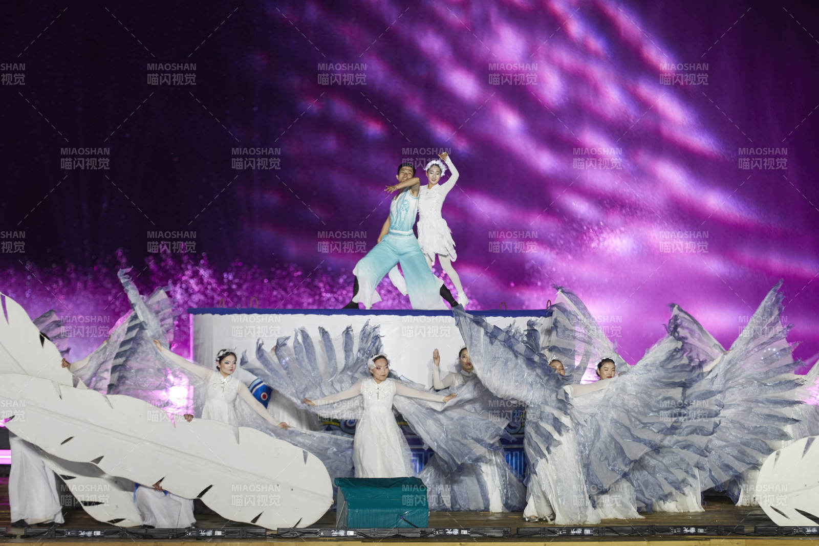 在湖面水上進行的大型民族舞蹈表演