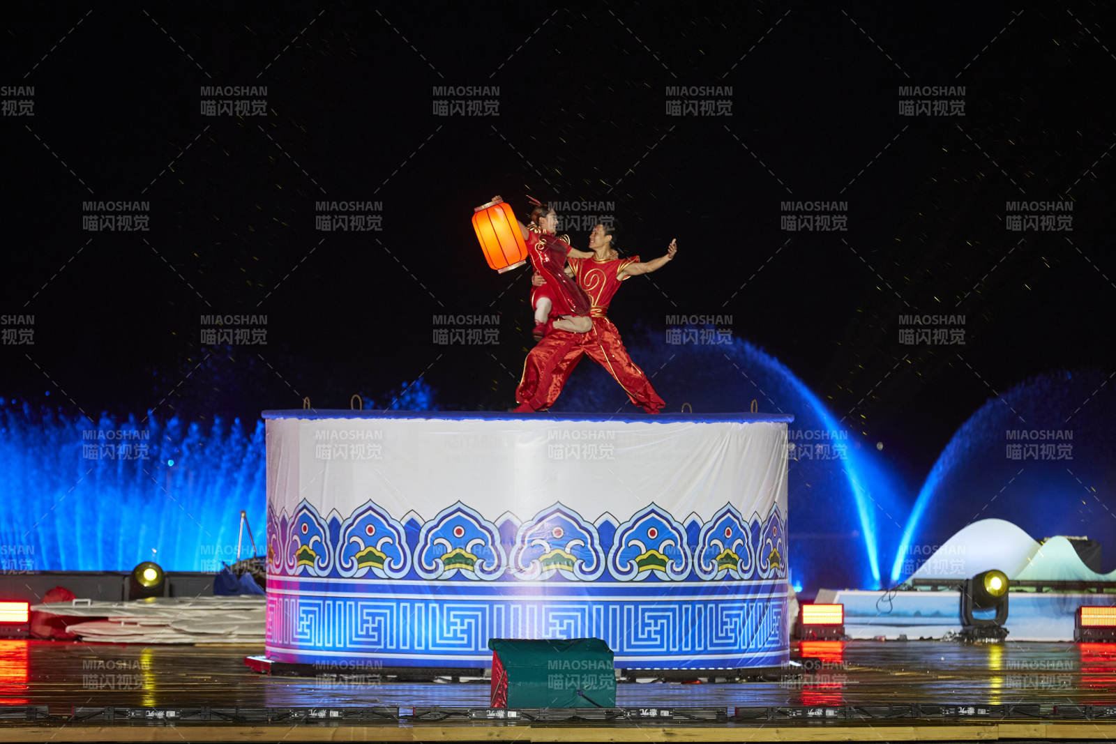 在湖面水上進行的大型民族舞蹈表演