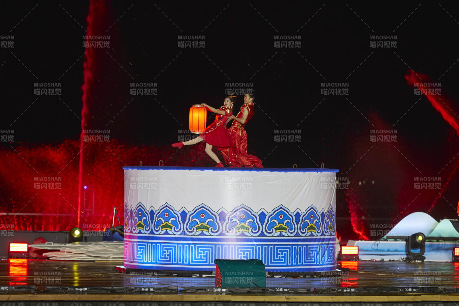 在湖面水上進行的大型民族舞蹈表演