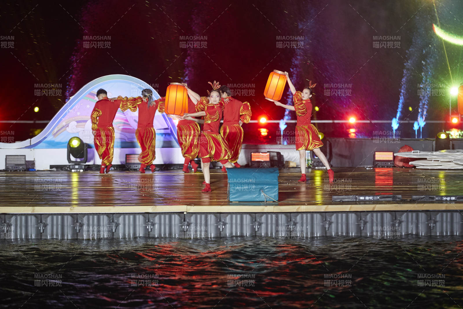 在湖面水上進(jìn)行的大型民族舞蹈表演