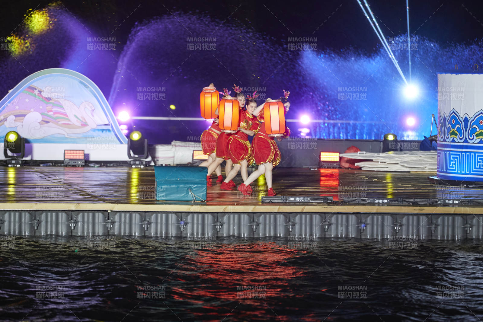 在湖面水上進行的大型民族舞蹈表演