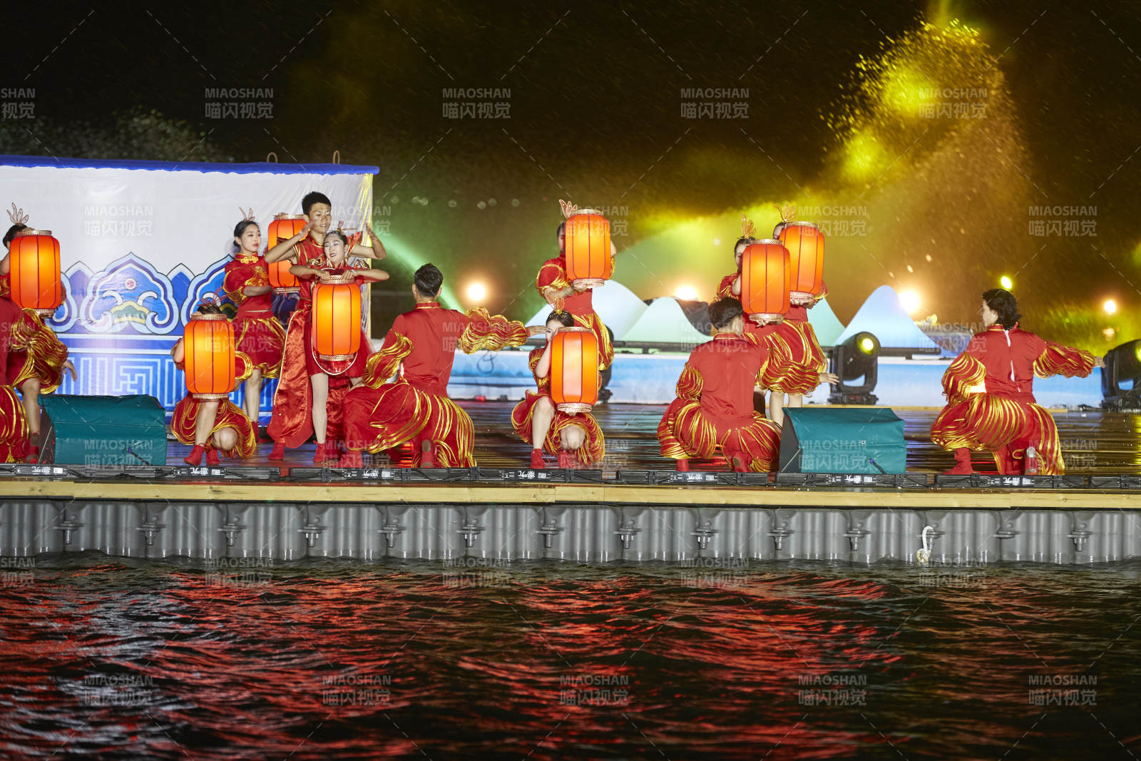 在湖面水上進行的大型民族舞蹈表演