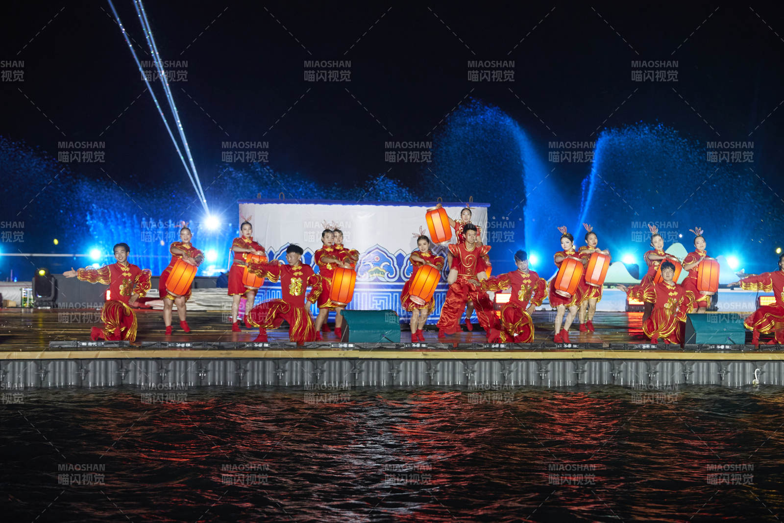 在湖面水上進行的大型民族舞蹈表演