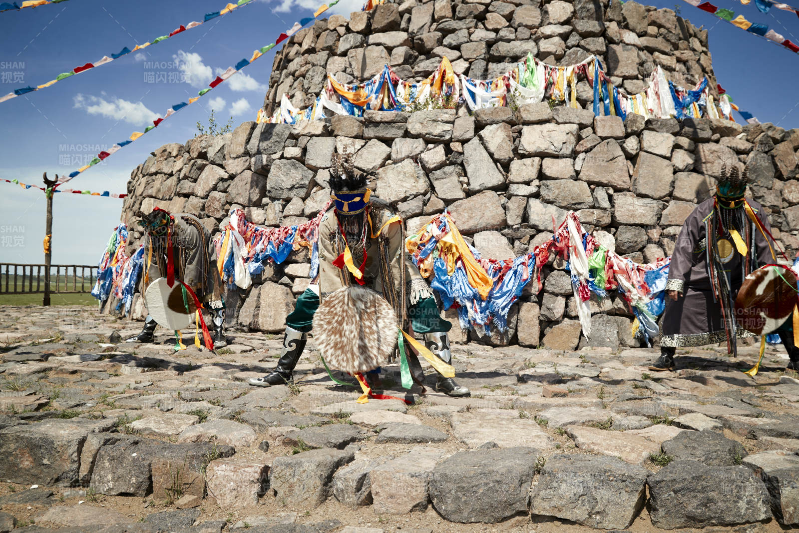 草原上的蒙古薩滿祭祀表演的舞蹈舞者
