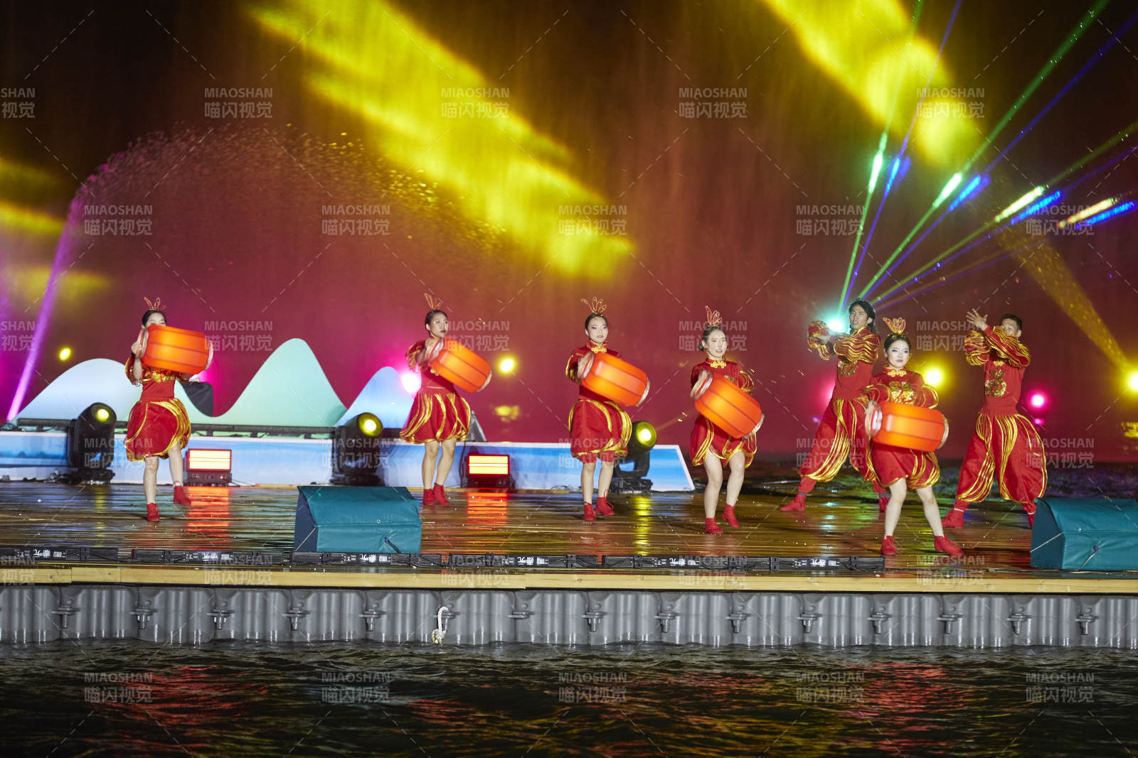 在湖面水上進行的大型民族舞蹈表演