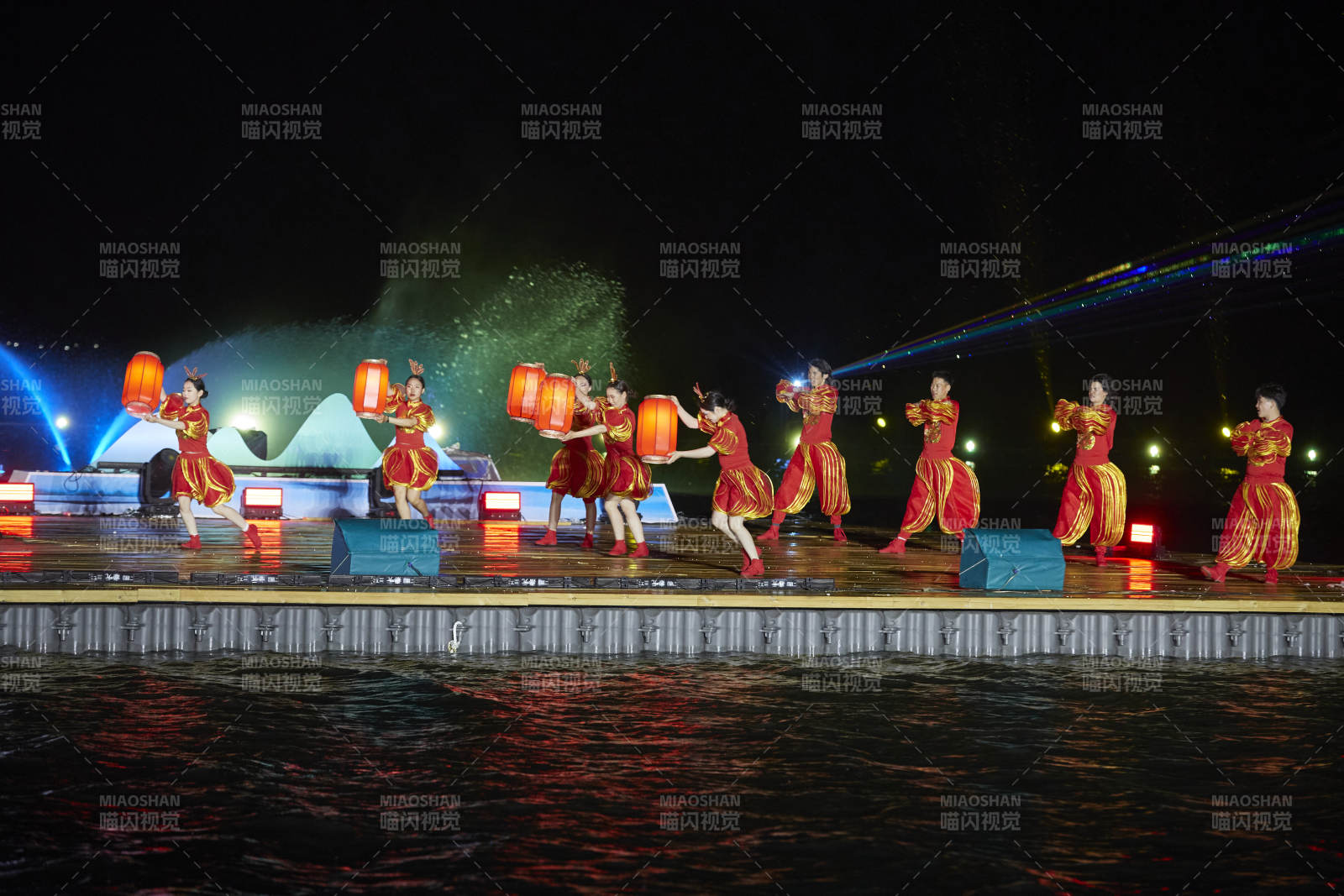 在湖面水上進行的大型民族舞蹈表演