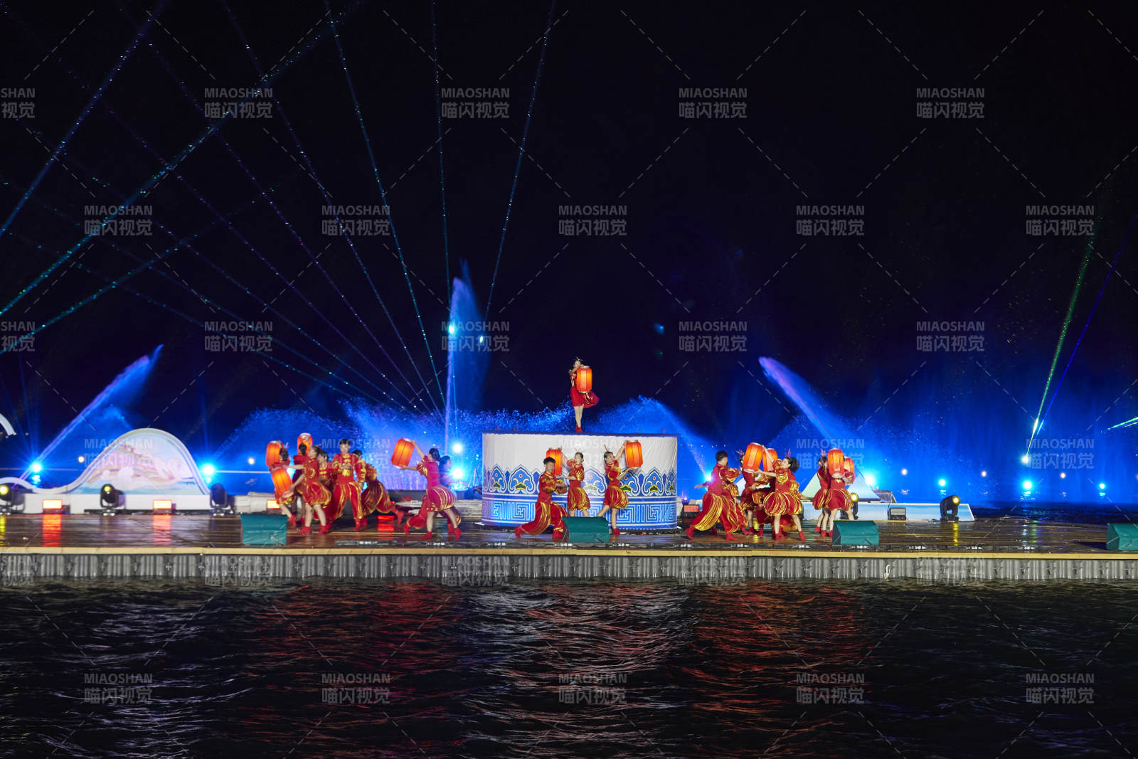 在湖面水上進行的大型民族舞蹈表演