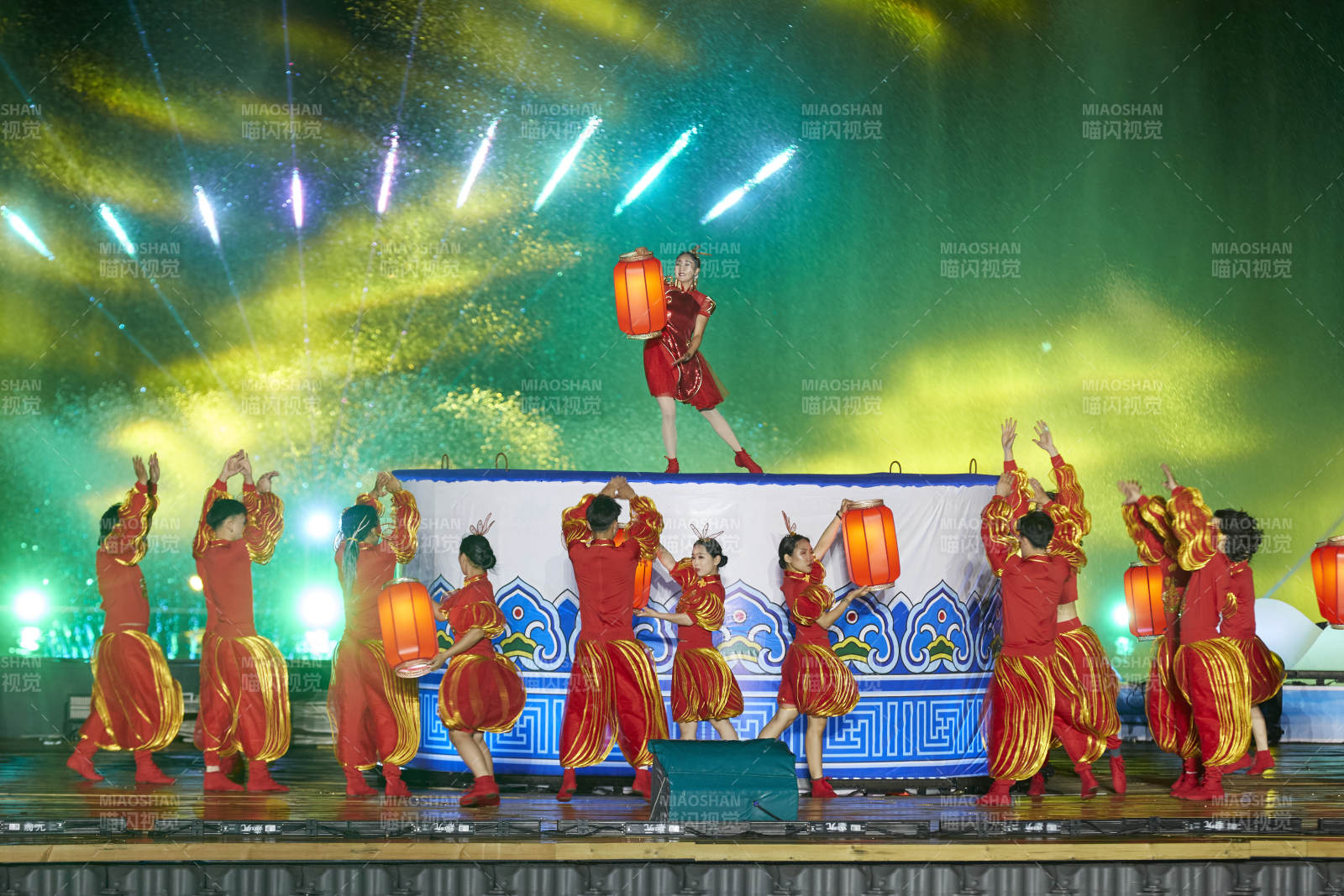 在湖面水上進(jìn)行的大型民族舞蹈表演