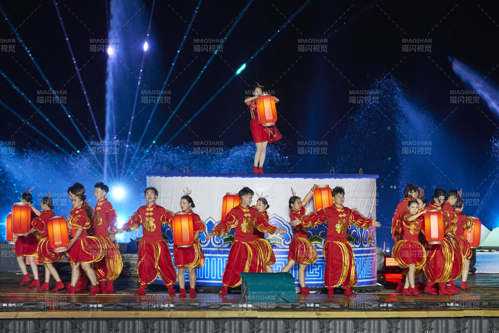 在湖面水上進行的大型民族舞蹈表演