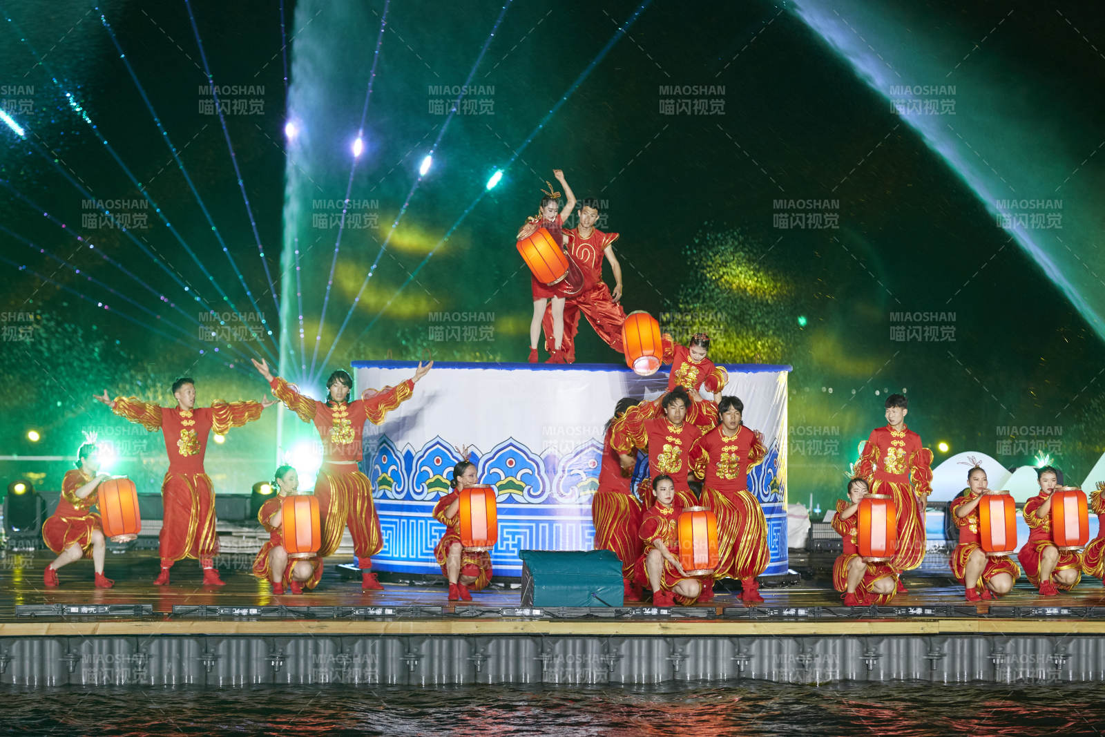 在湖面水上進行的大型民族舞蹈表演