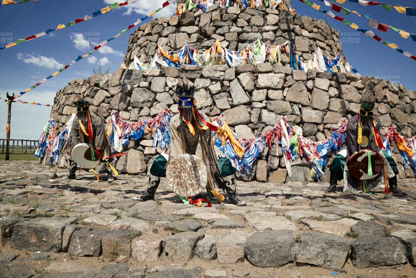 草原上的蒙古薩滿祭祀表演的舞蹈舞者