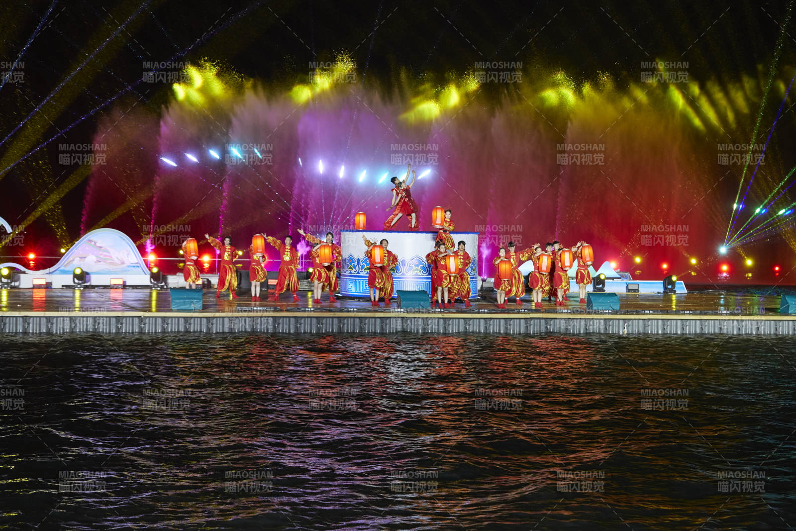 在湖面水上進行的大型民族舞蹈表演