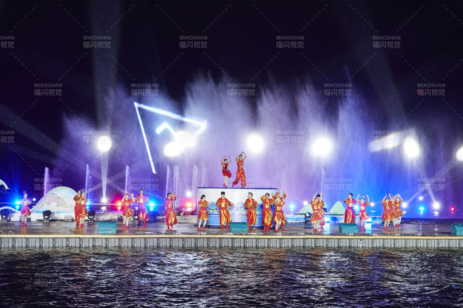 在湖面水上進(jìn)行的大型民族舞蹈表演