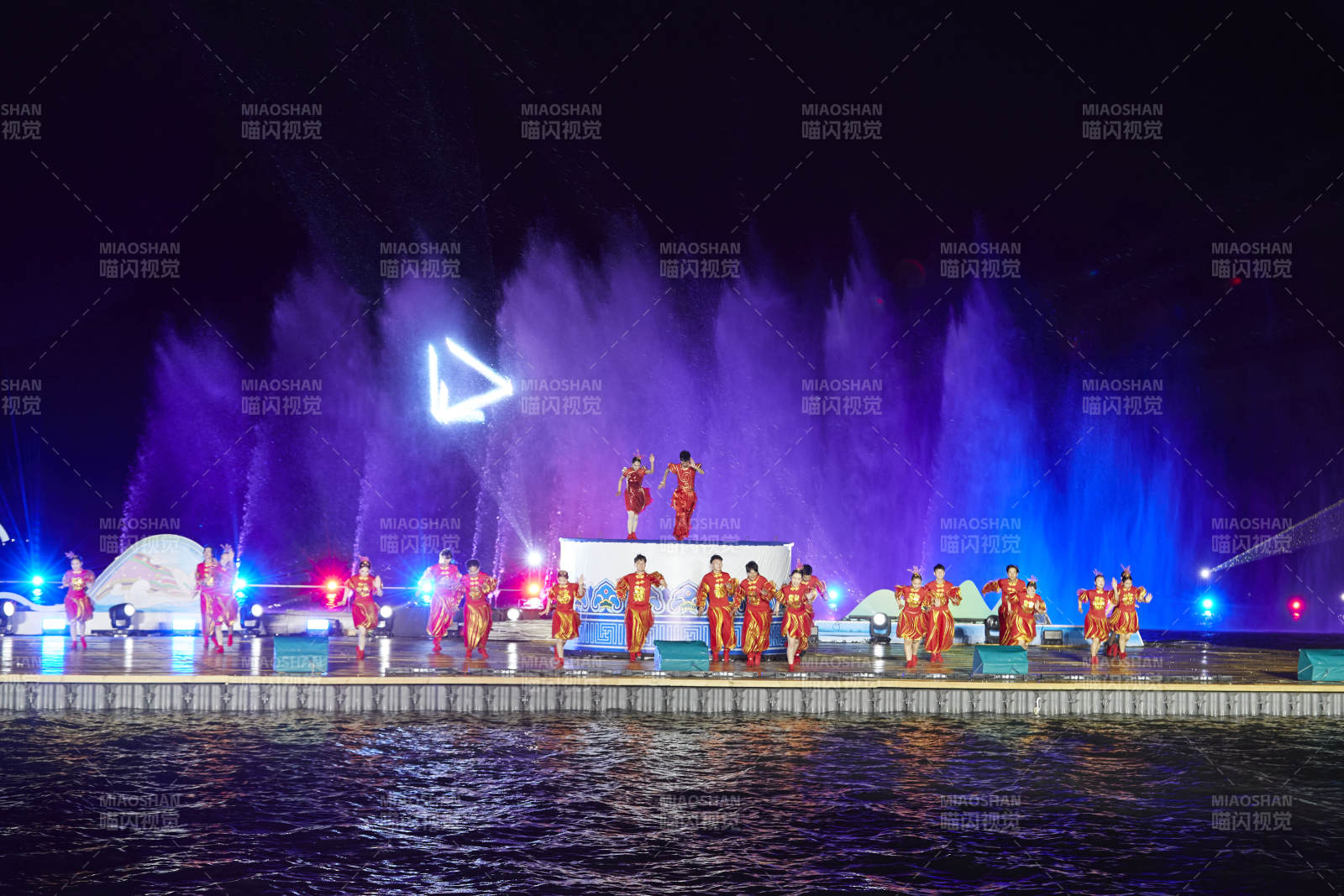 在湖面水上進行的大型民族舞蹈表演