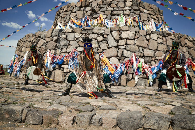 草原上的蒙古萨满祭祀表演的舞蹈舞者