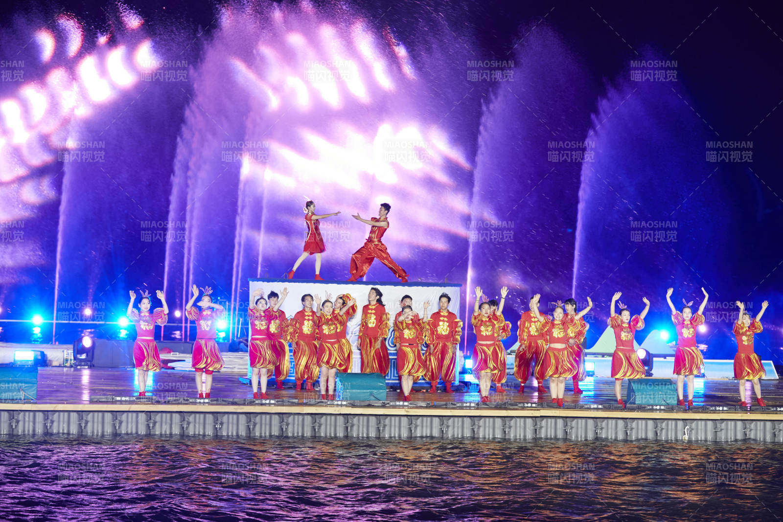 在湖面水上進行的大型民族舞蹈表演