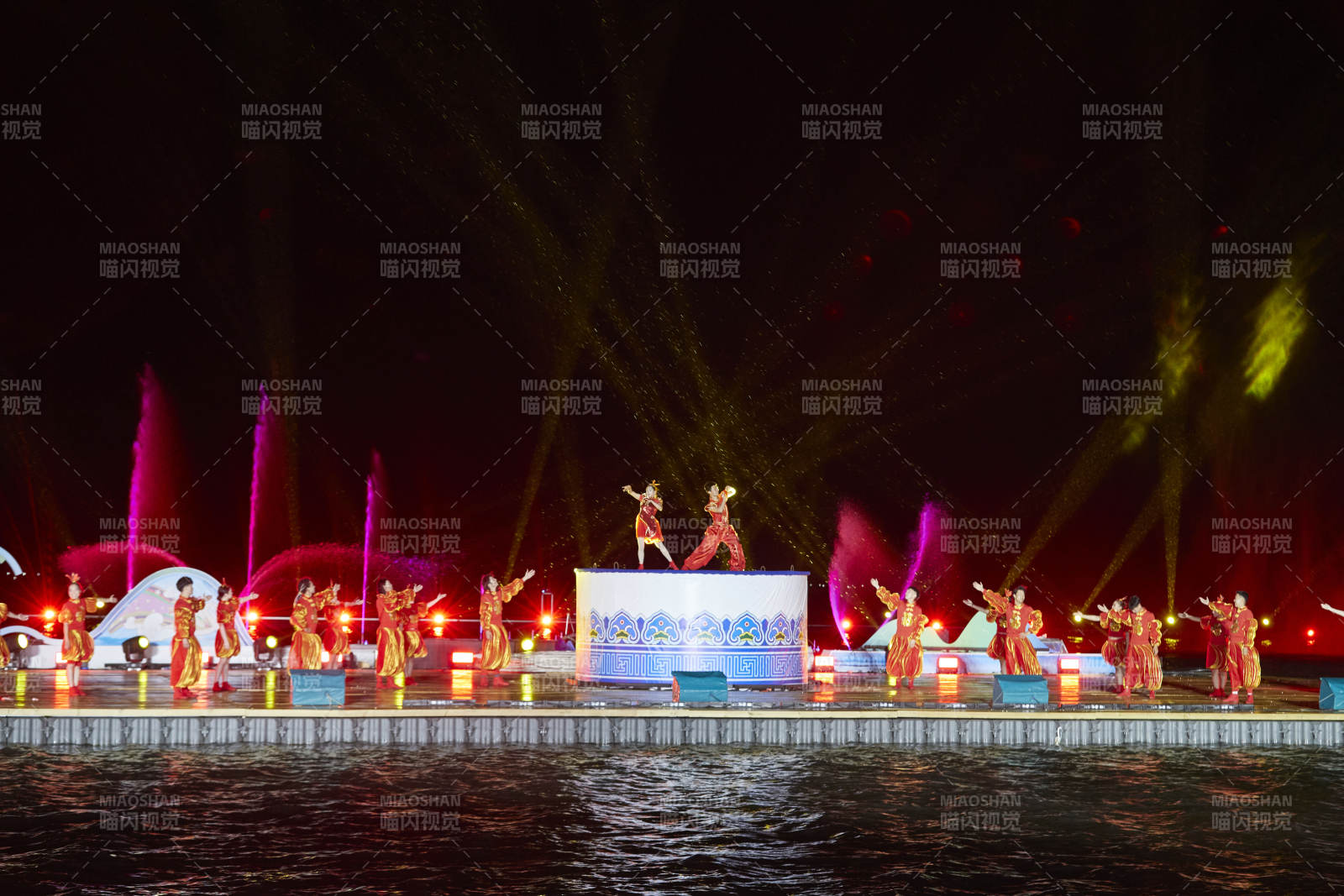 在湖面水上進行的大型民族舞蹈表演