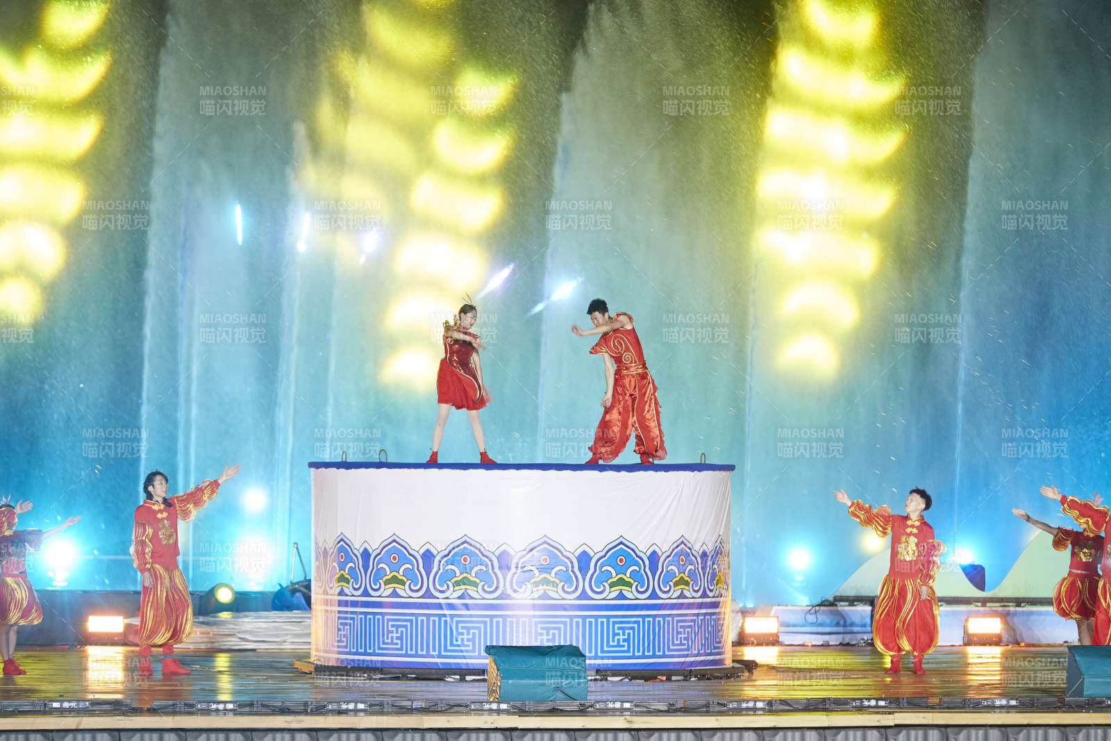 在湖面水上進行的大型民族舞蹈表演