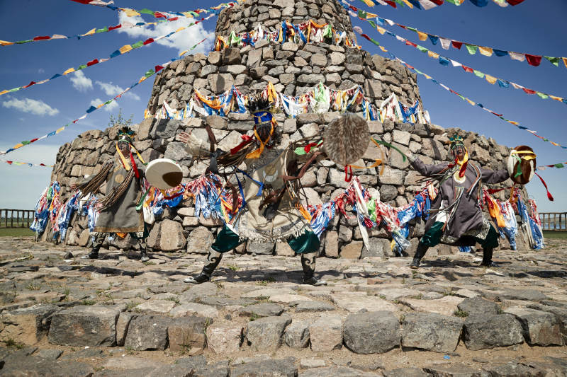 草原上的蒙古萨满祭祀表演的舞蹈舞者