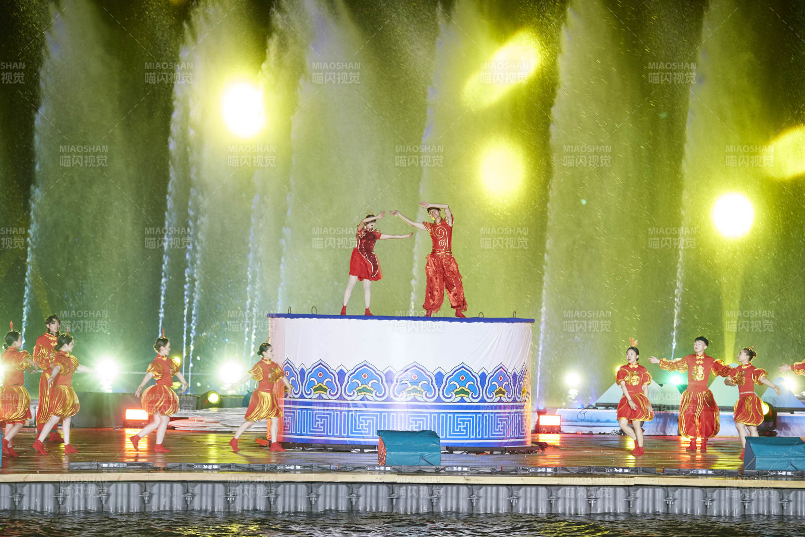 在湖面水上進行的大型民族舞蹈表演