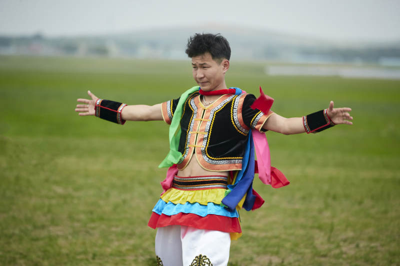 草原那达慕大会上的蒙古摔跤手