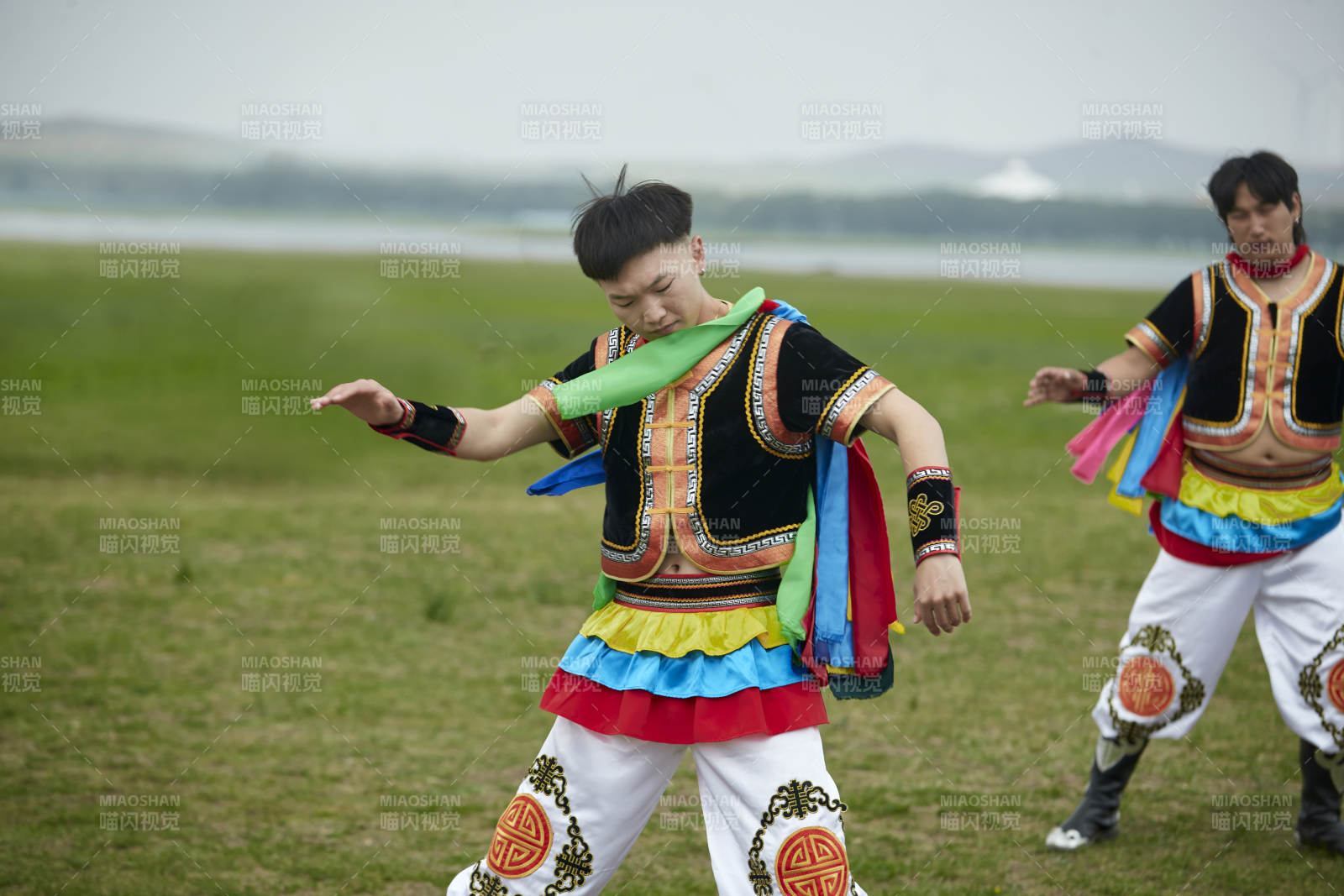 草原那达慕大会上的蒙古摔跤手