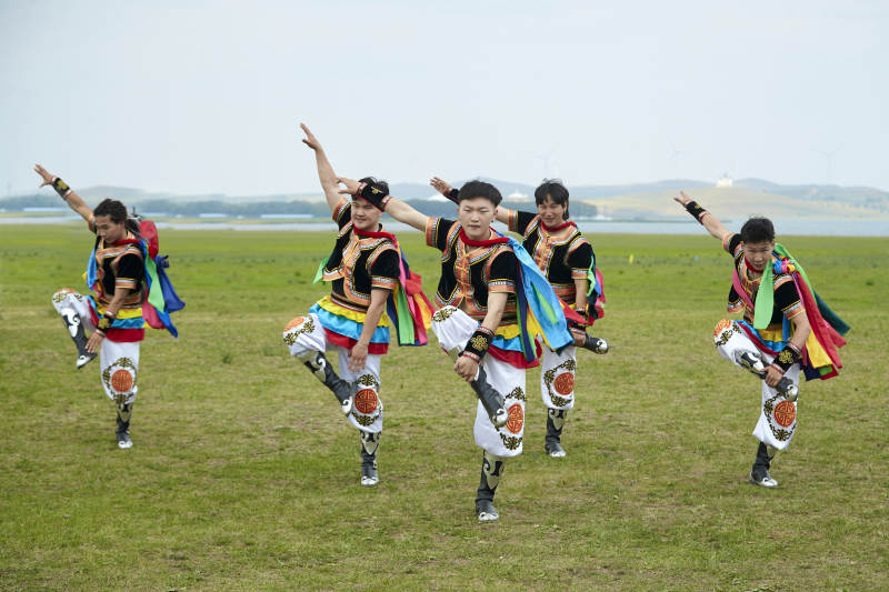 草原那达慕大会上的蒙古摔跤手