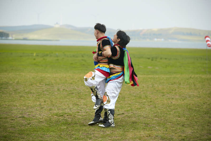 草原那达慕大会上的蒙古摔跤手