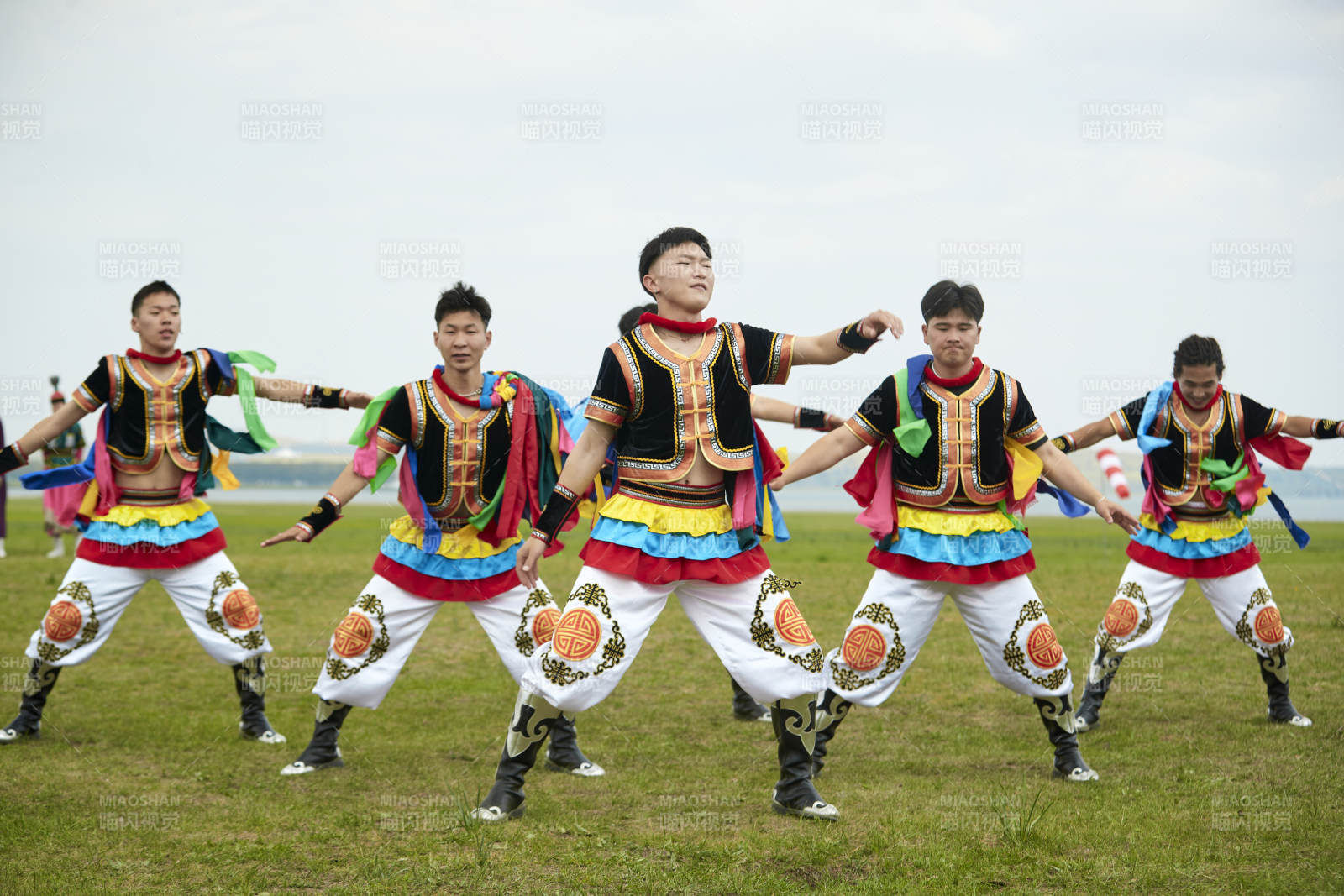 草原那达慕大会上的蒙古摔跤手