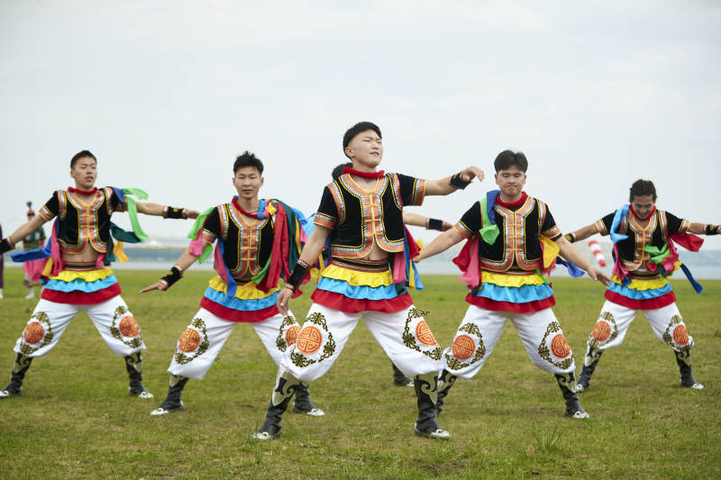 草原那达慕大会上的蒙古摔跤手