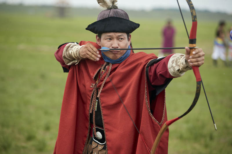 草原那达慕大会上的蒙古弓箭手
