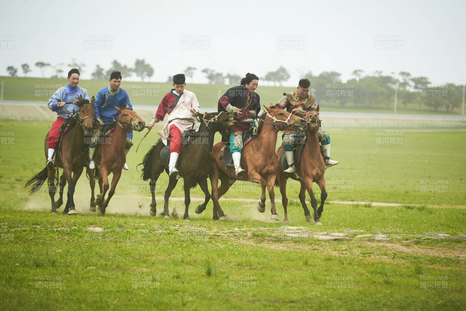 草原那达慕大会上骑着马的蒙古演员