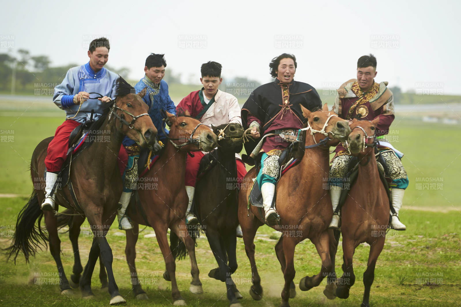 草原那达慕大会上骑着马的蒙古演员