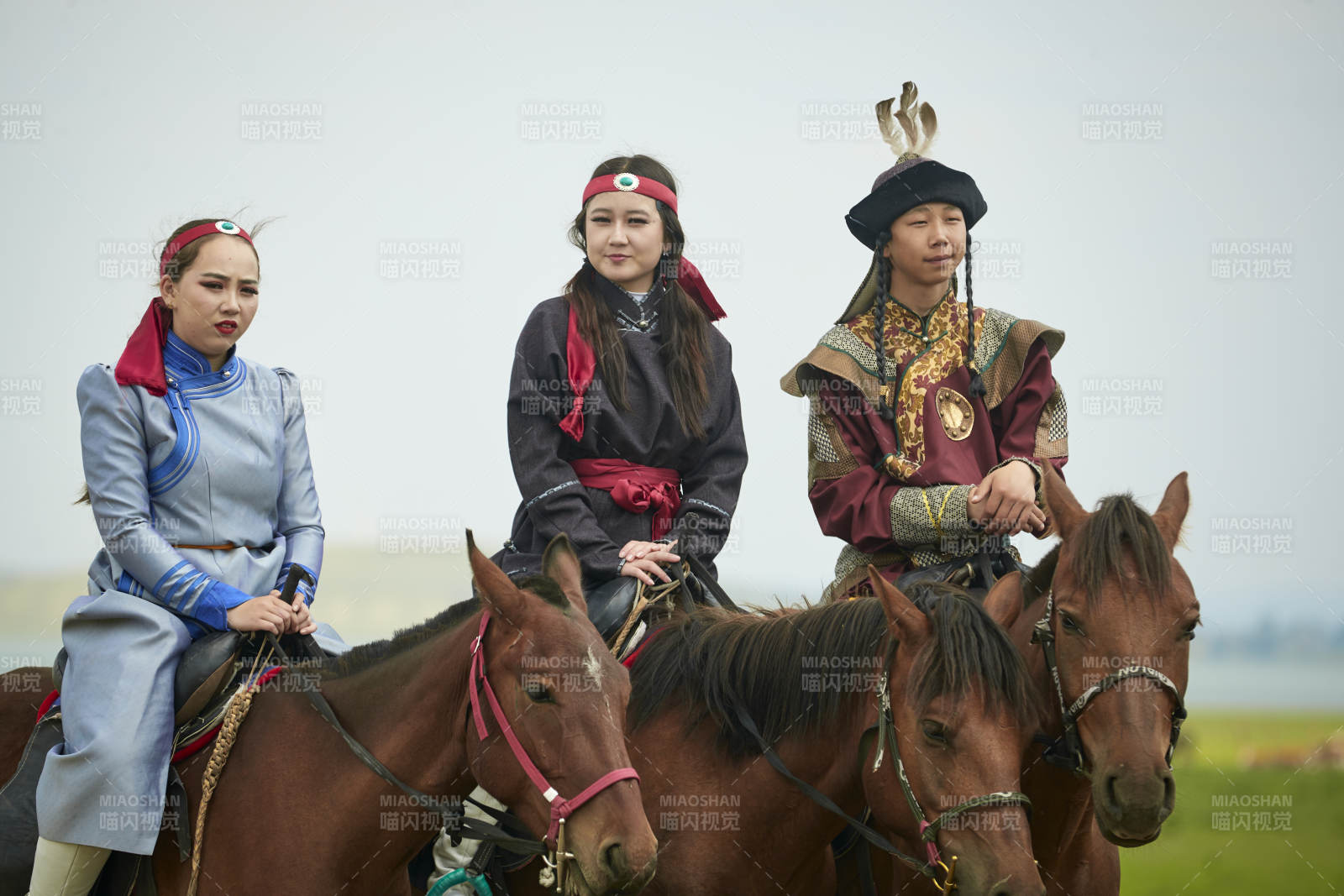 草原那达慕大会上骑着马的蒙古演员