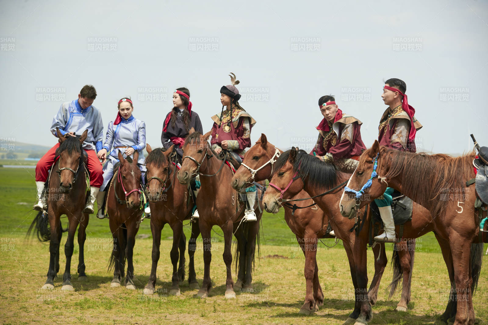 草原那达慕大会上骑着马的蒙古演员
