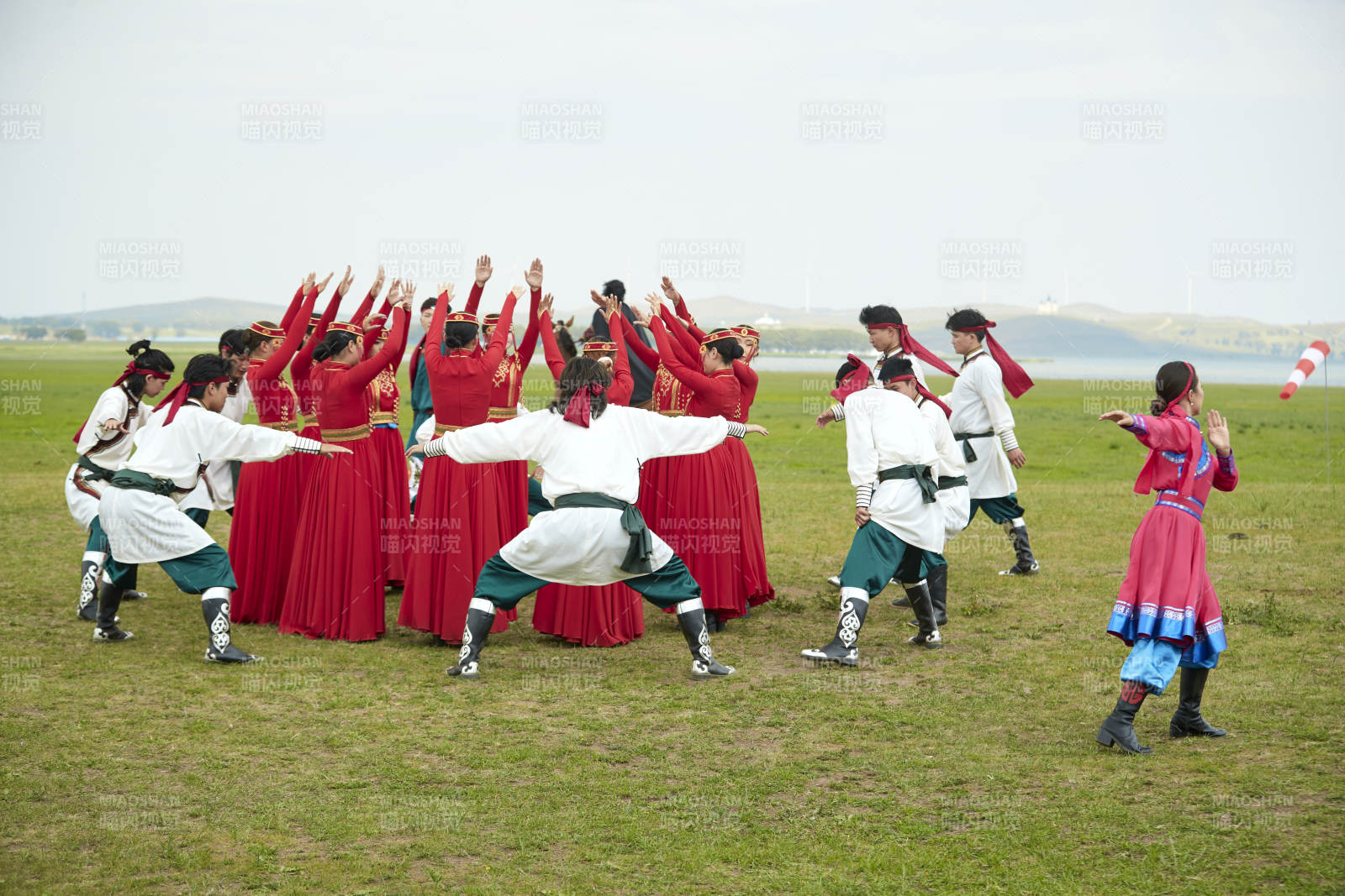 那達慕大會上表演的蒙古族傳統(tǒng)舞蹈