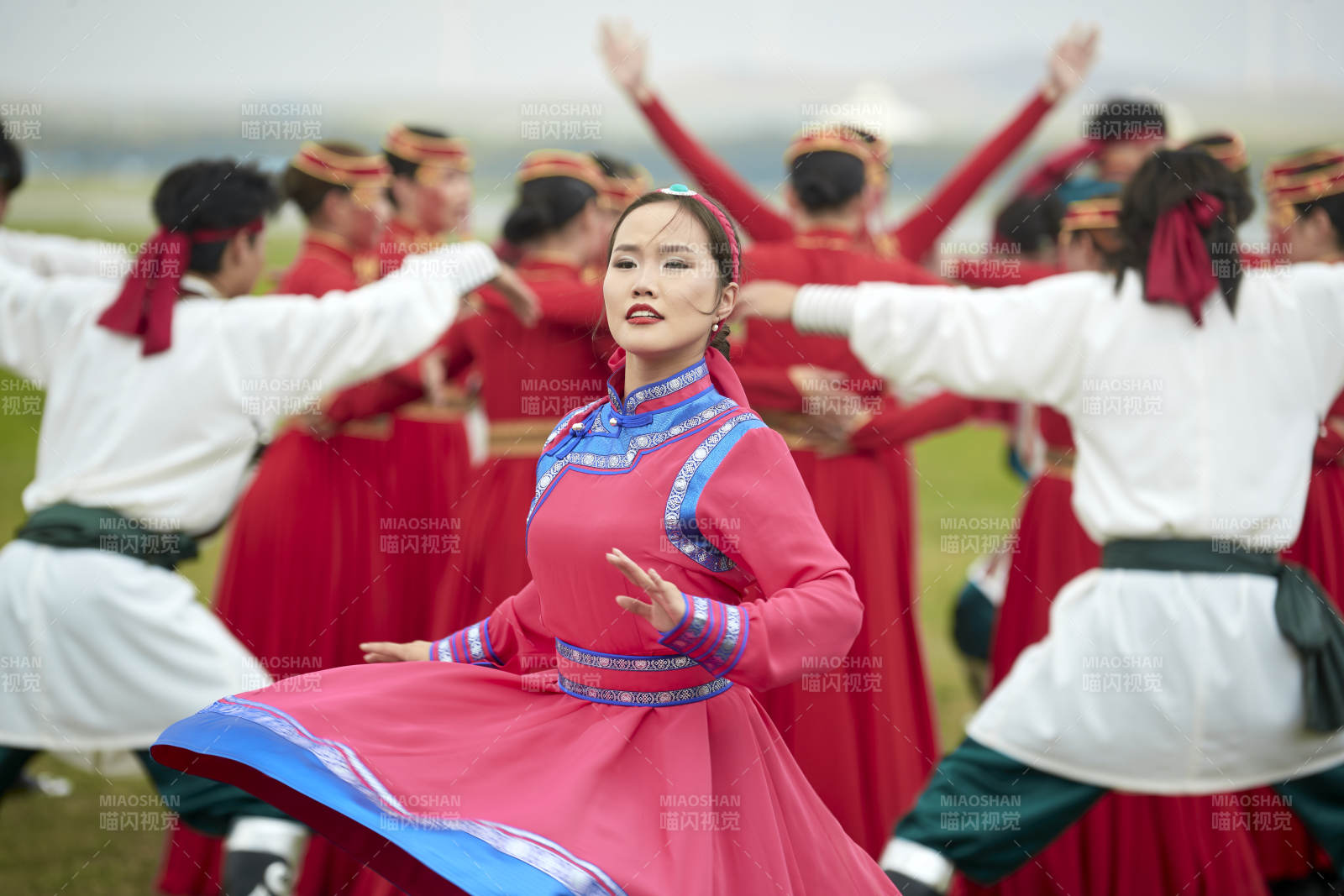 那達慕大會上表演的蒙古族傳統舞蹈