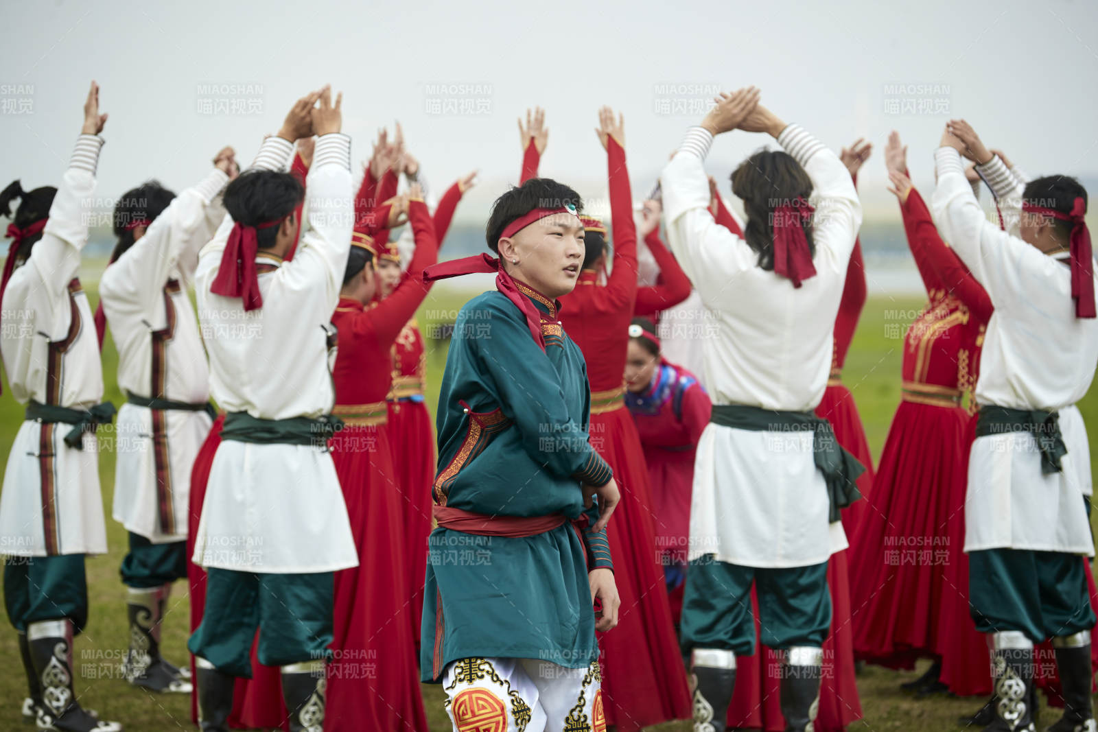 那達慕大會上表演的蒙古族傳統舞蹈