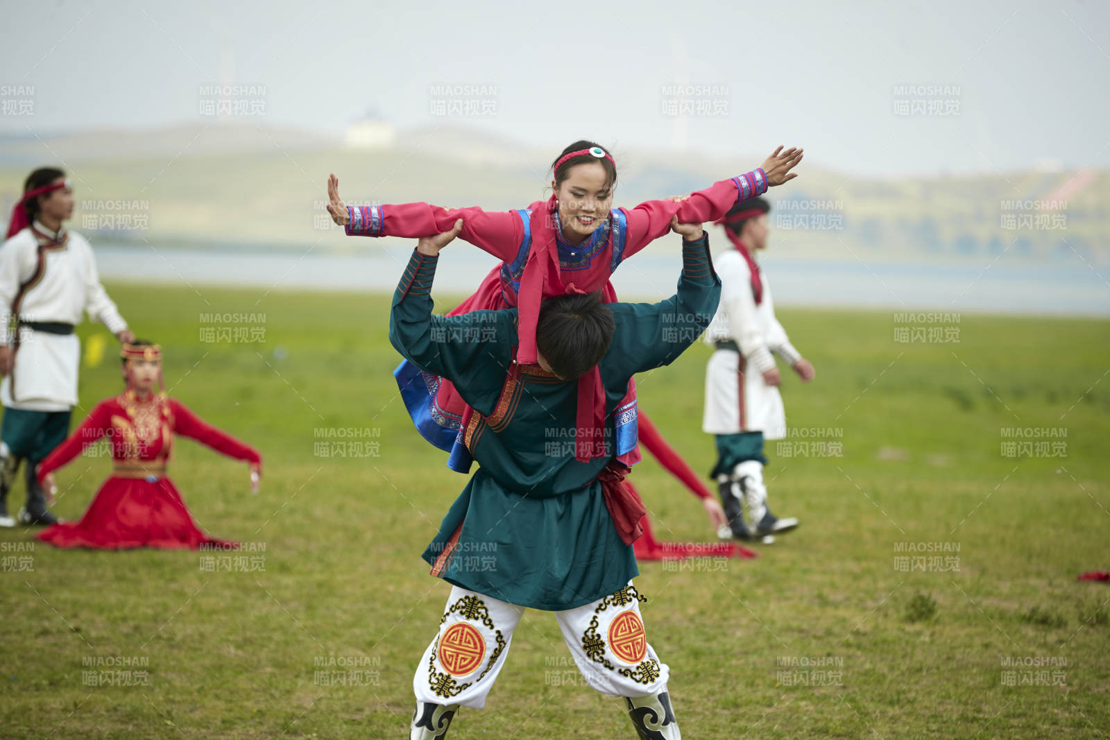 那达慕大会上表演的蒙古族传统舞蹈