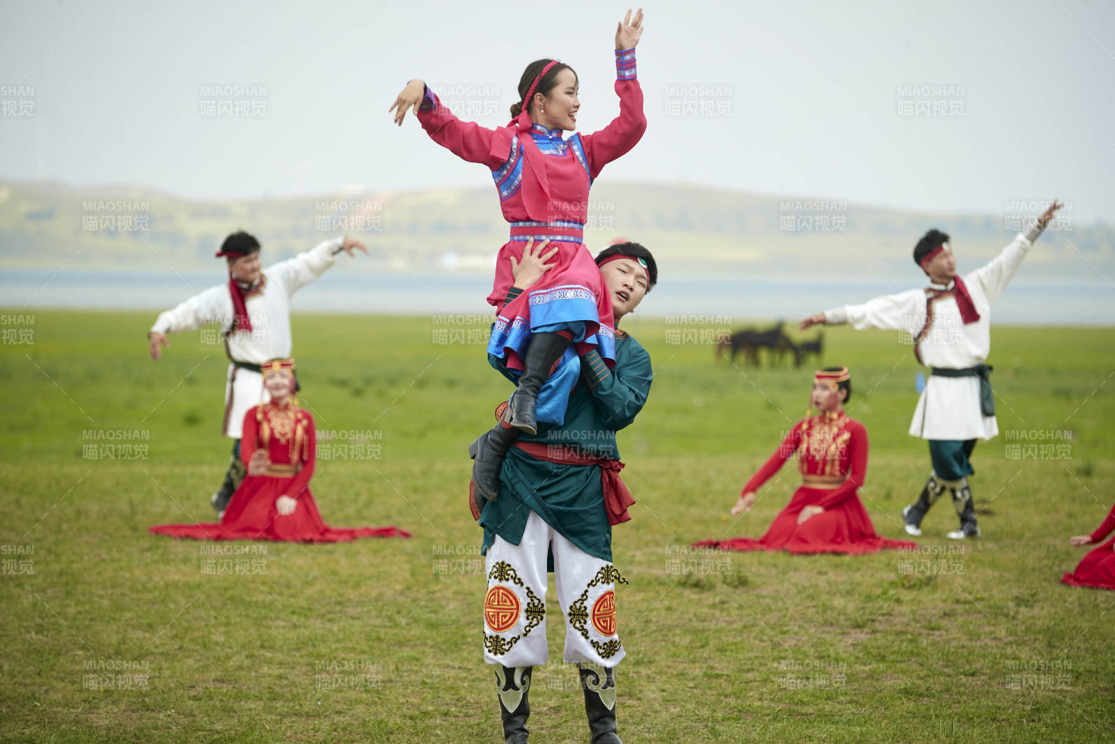 那達慕大會上表演的蒙古族傳統舞蹈