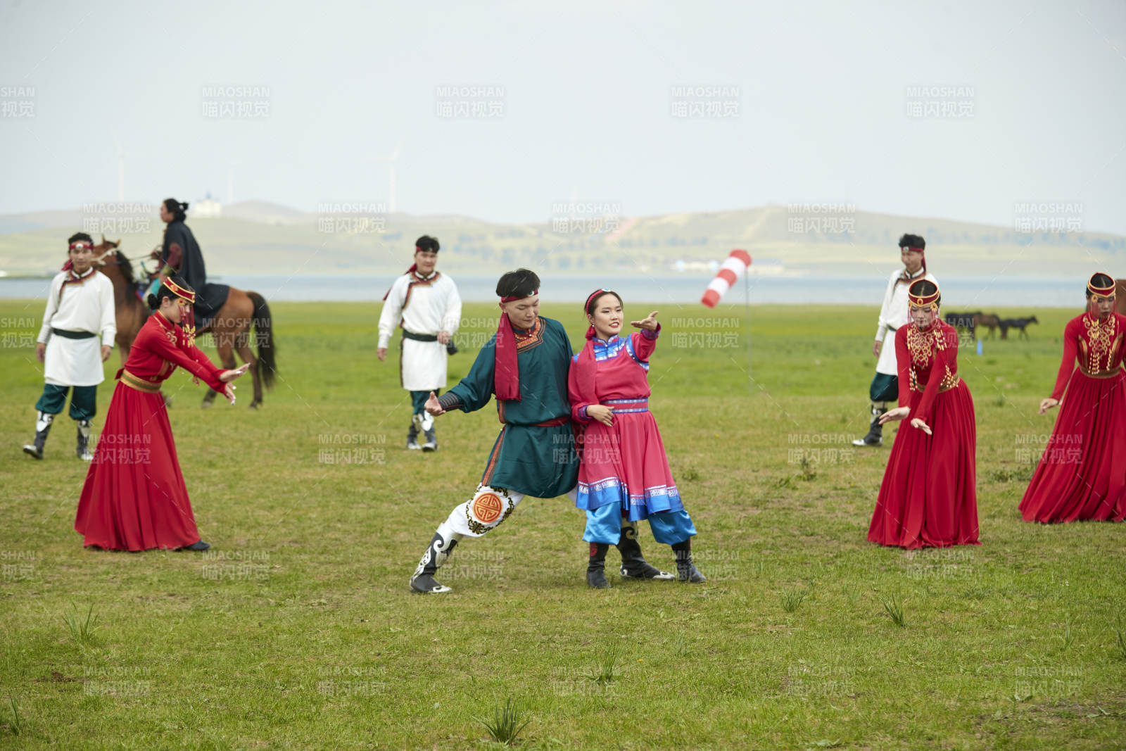 那達慕大會上表演的蒙古族傳統舞蹈