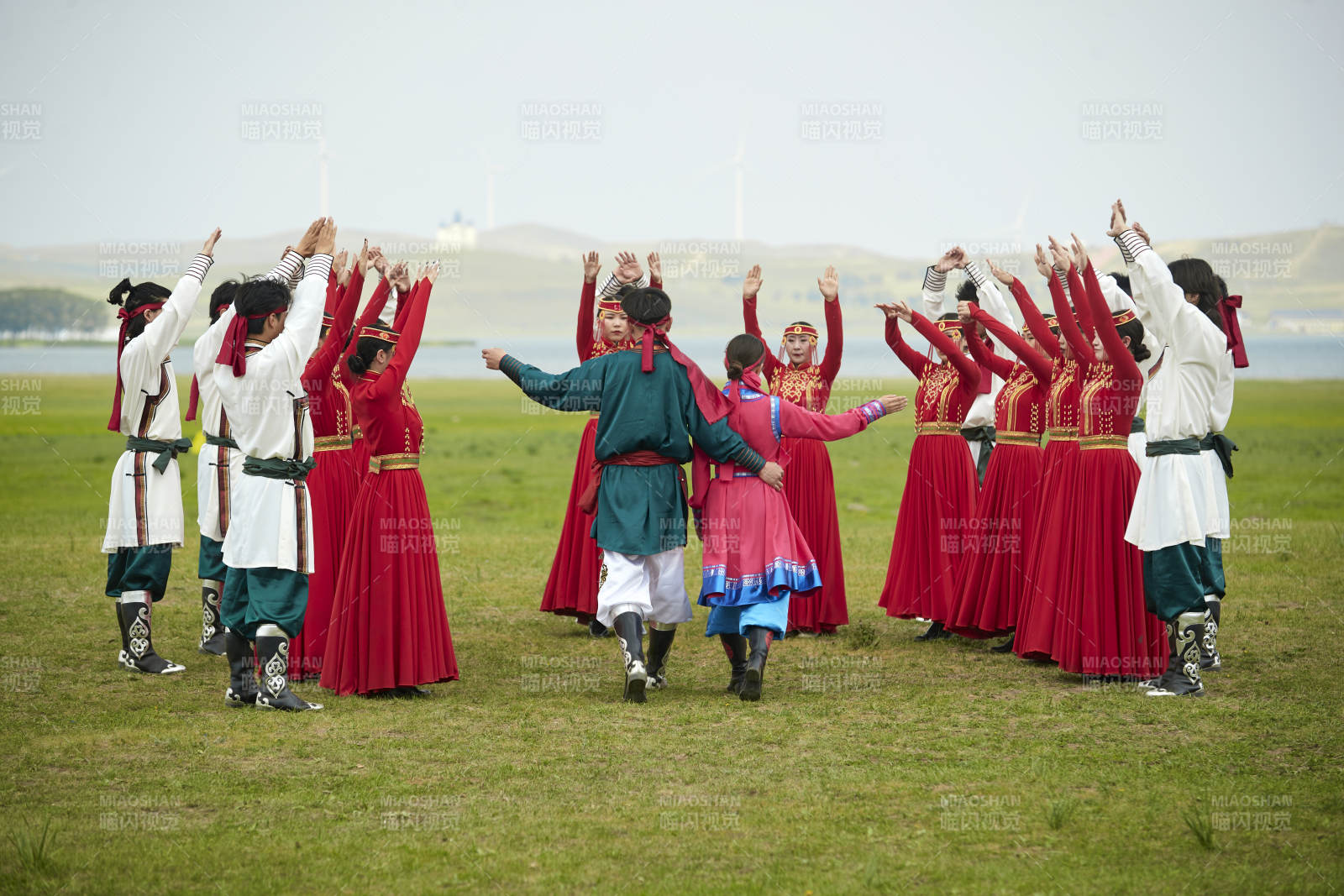 那達慕大會上表演的蒙古族傳統舞蹈