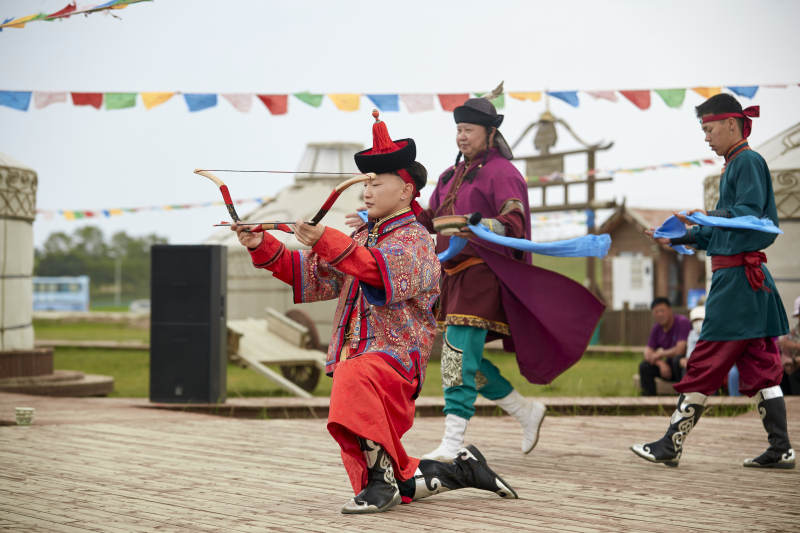 草原上的传统蒙古族婚礼仪式