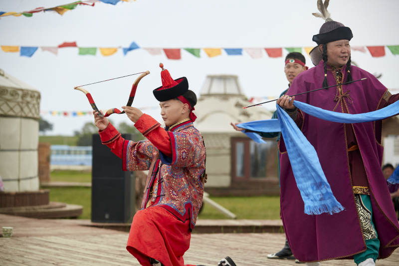 草原上的传统蒙古族婚礼仪式