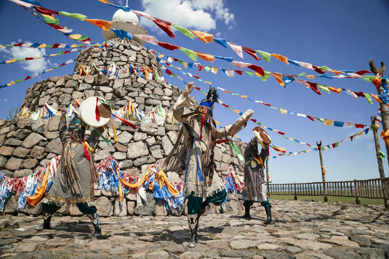 草原上的蒙古萨满祭祀表演的舞蹈舞者