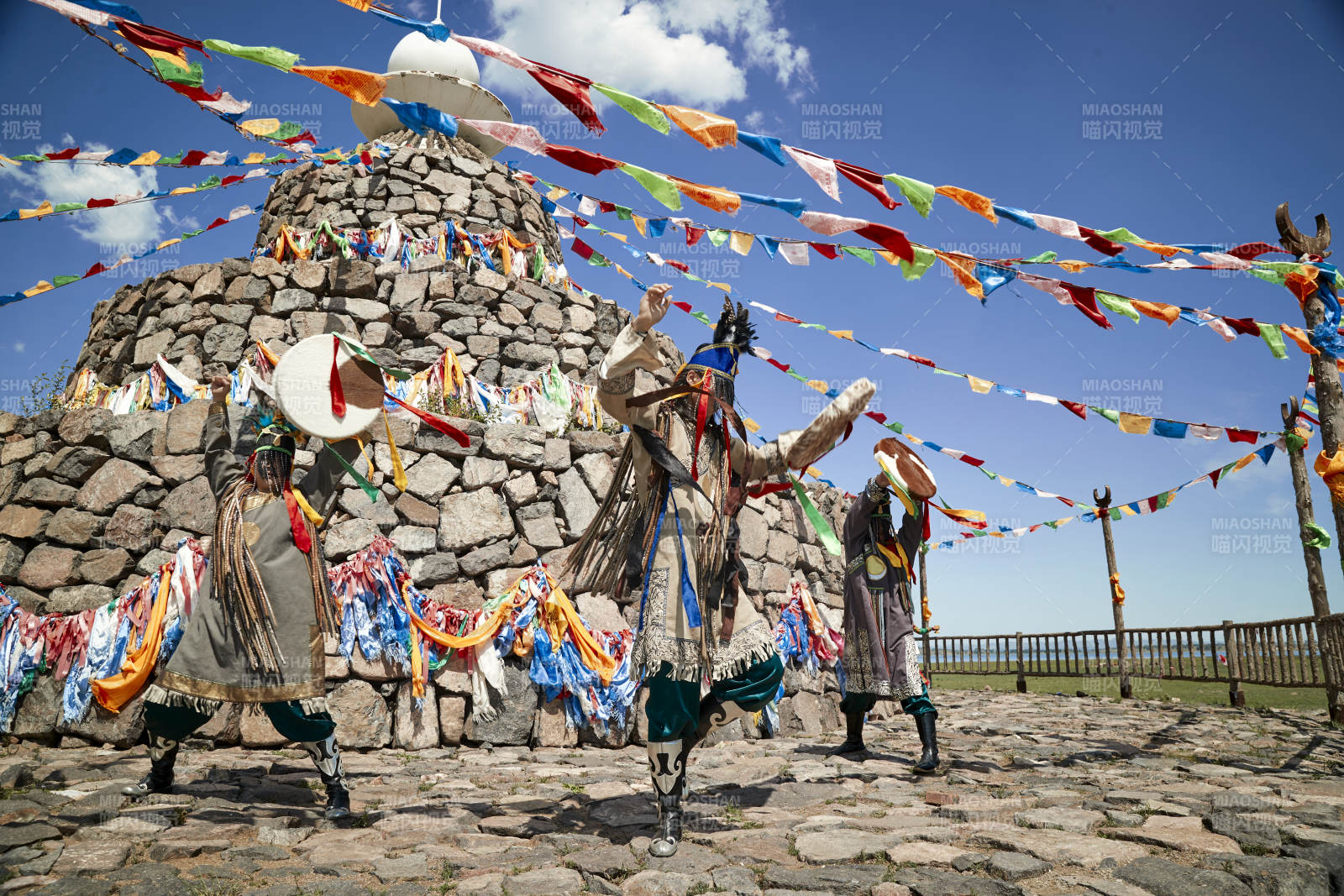 草原上的蒙古萨满祭祀表演的舞蹈舞者