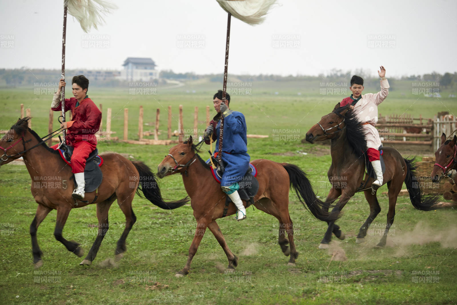 草原那达慕大会上骑着马的蒙古演员