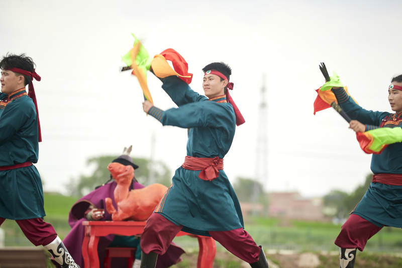 那达慕大会上表演的蒙古族传统舞蹈