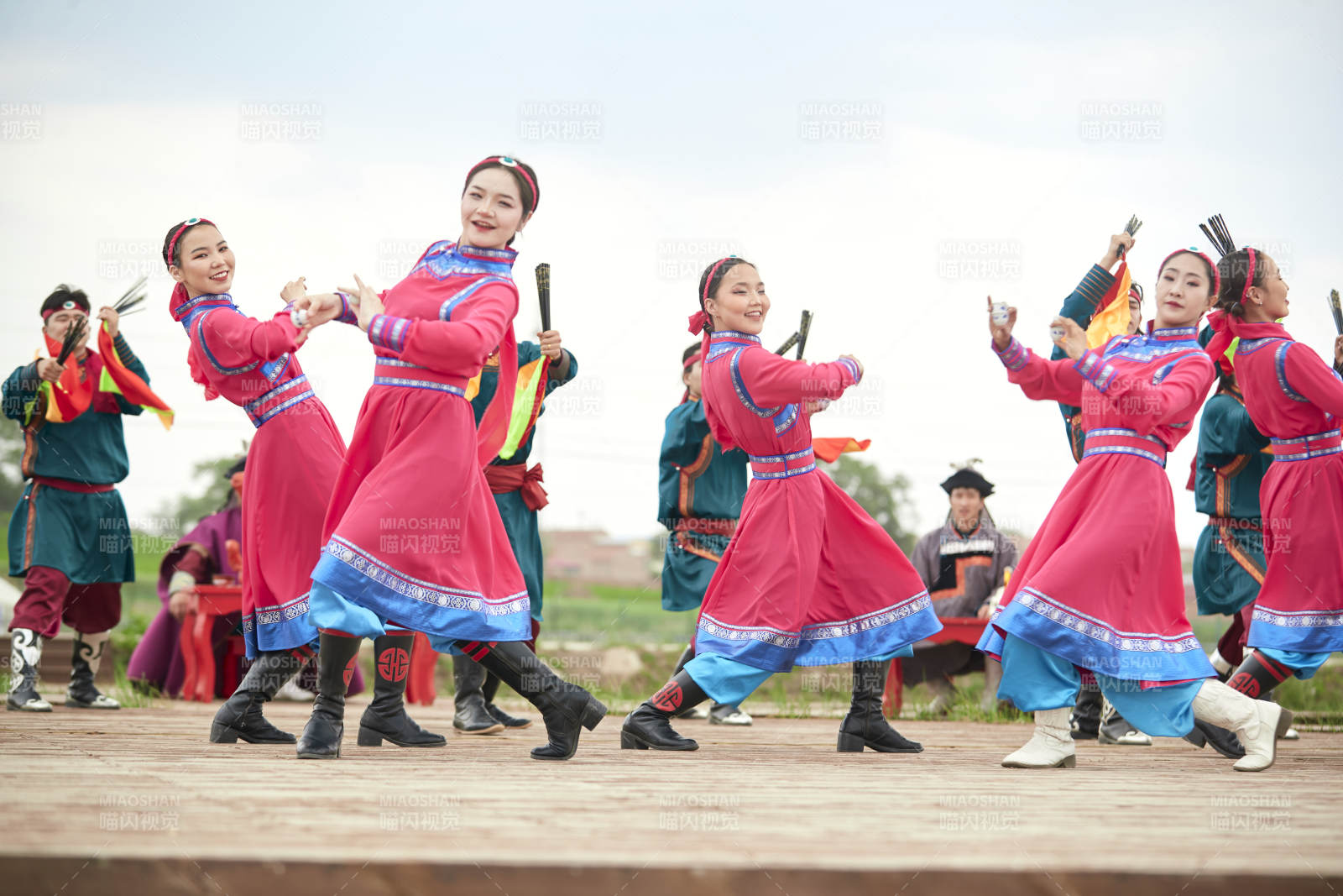 那達慕大會上表演的蒙古族傳統舞蹈