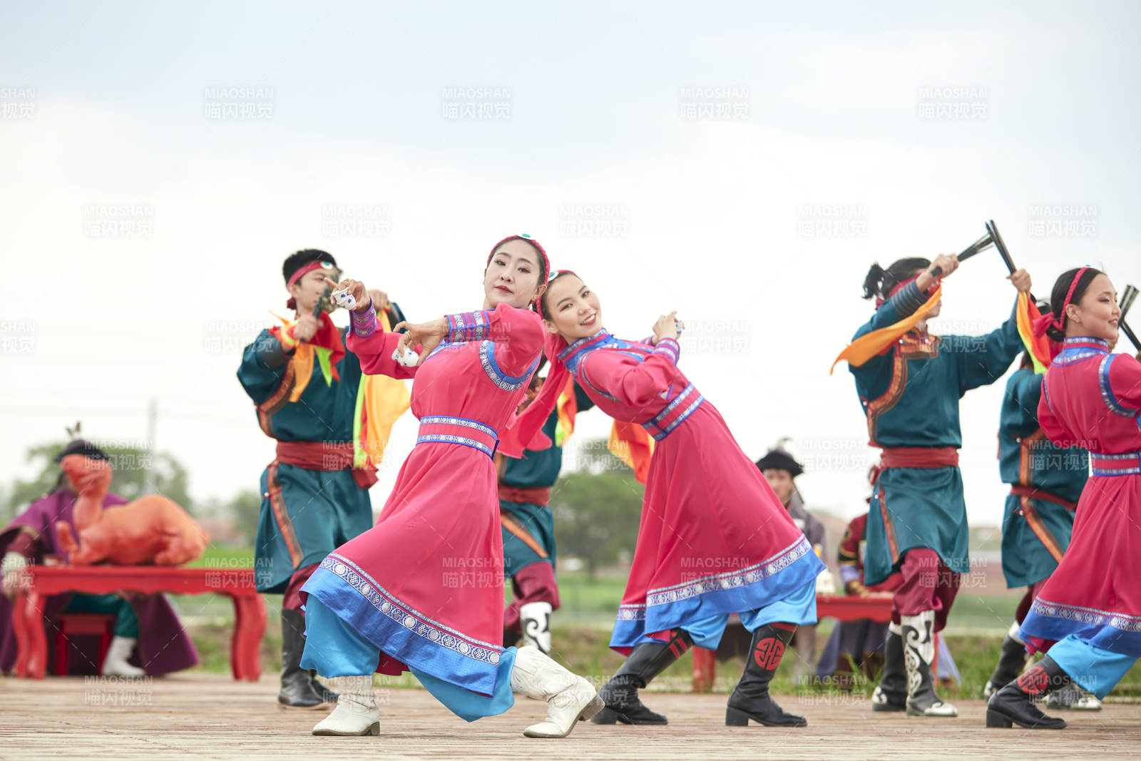 那达慕大会上表演的蒙古族传统舞蹈